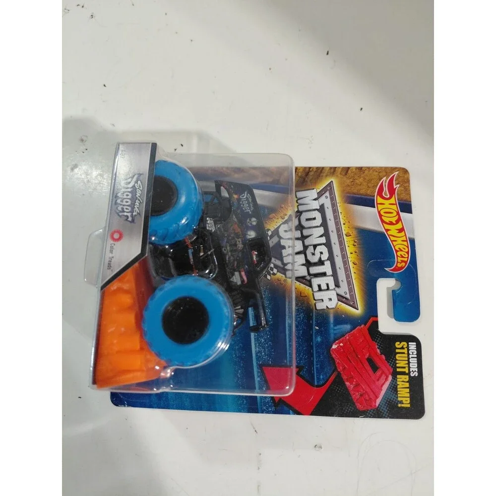 NIP Hot Wheels Monster Jam 1:64 Die Cast Son-uva Digger Color Treads w/Ramp